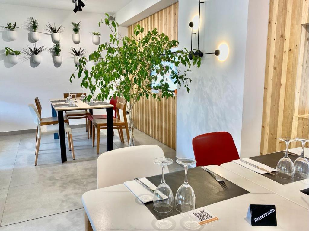 Hotel Dos Rios Central Аинса-Собрарбе Экстерьер фото
